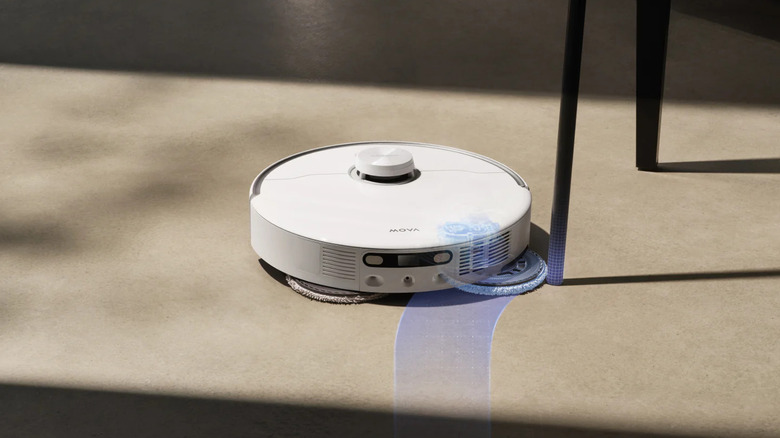 Mova P50 Pro Ultra mopping using it's extending mop pad