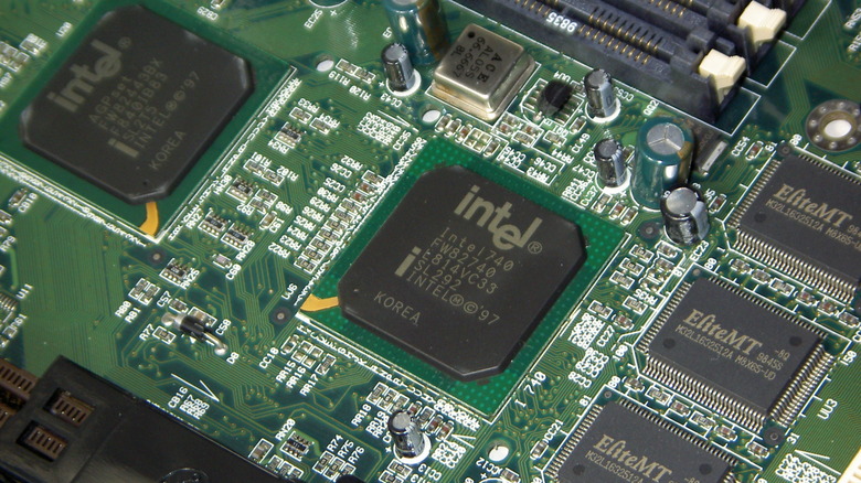 An exposed Intel i740 GPU is visible on a circuit board.