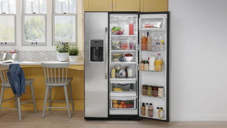 GE GSS25GYPFS 36-inch, 25.3 cu. ft. side-by-side refrigerator