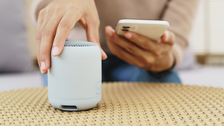 Bluetooth speaker connecting to a phone