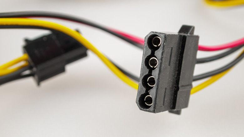 4-pin power connector for all PATA hard disk drives and optical disk drives, peripherals and case fans, selective focus, plug and socket