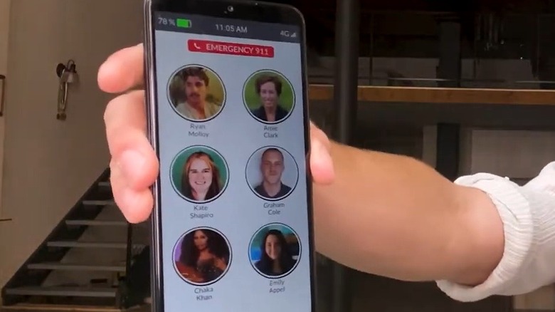 Person using a RAZ Memory phone