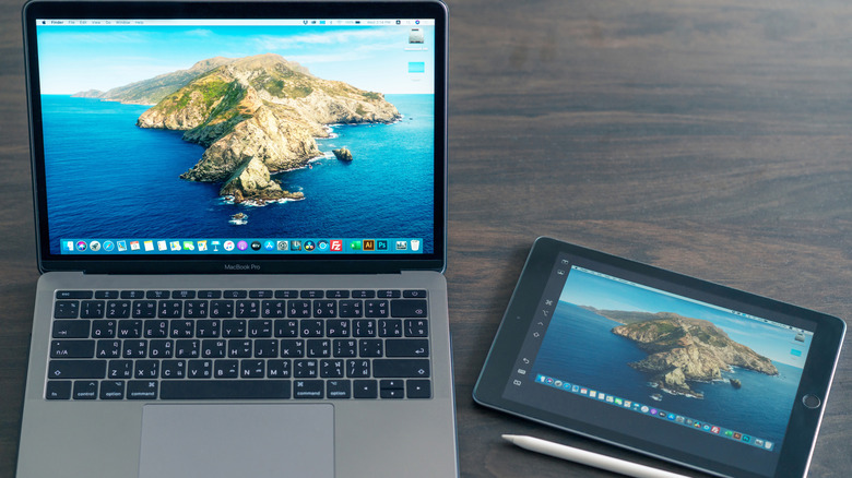 iPad mirroring MacBook display via Sidecar
