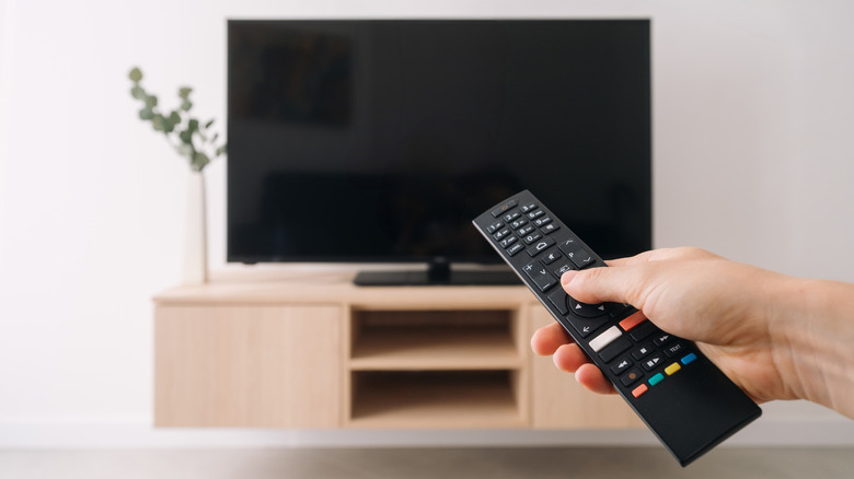 TV remote pointing at a black TV screen
