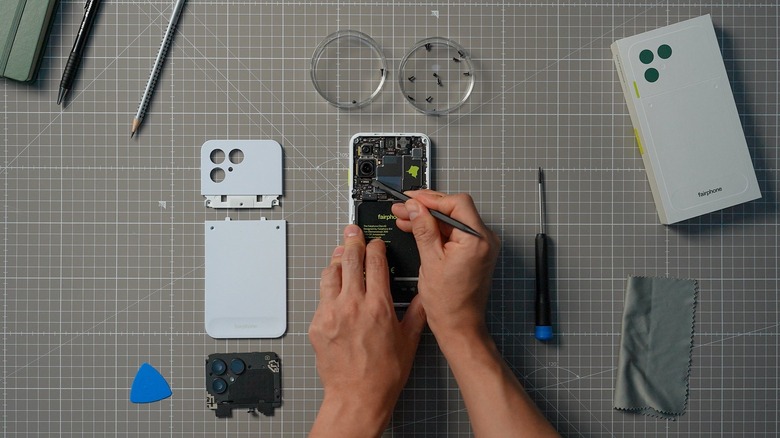 Fairphone gen.6 having its battery replaced