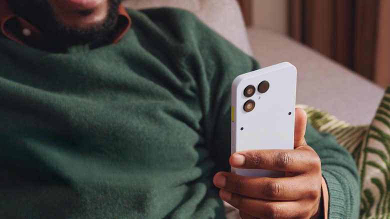person using a fairphone gen.6