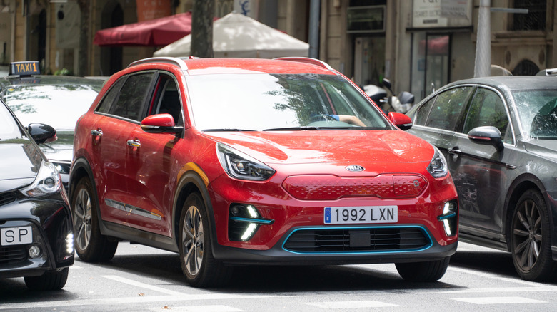 A Kia e-Niro in traffic.