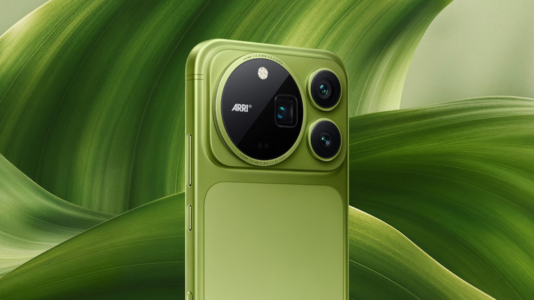 Honor Magic9 Pro Max in green in front of leaves background