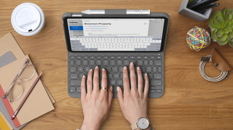 Hands on Logitech Slim Folio connected to iPad