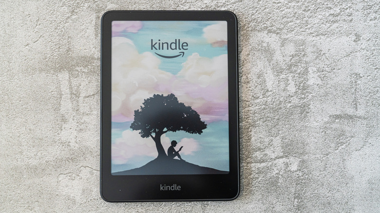 kindle colorsoft on a concrete backing