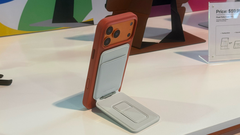MOFT wallet stand with Find My-capabilities displayed at CES 2026
