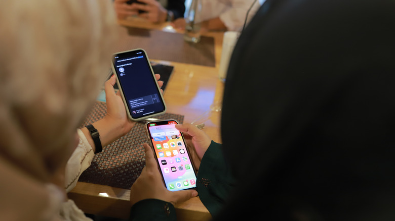 Two iPhone users sharin photos via AirDrop.