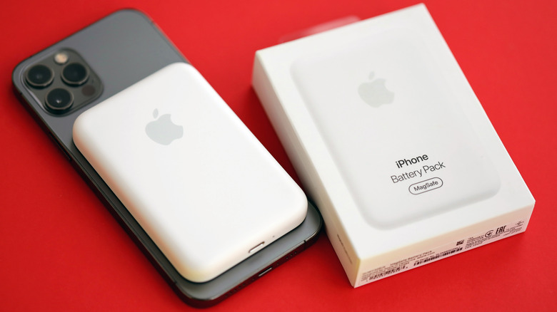 An Apple MagSafe battery pack on an iPhone