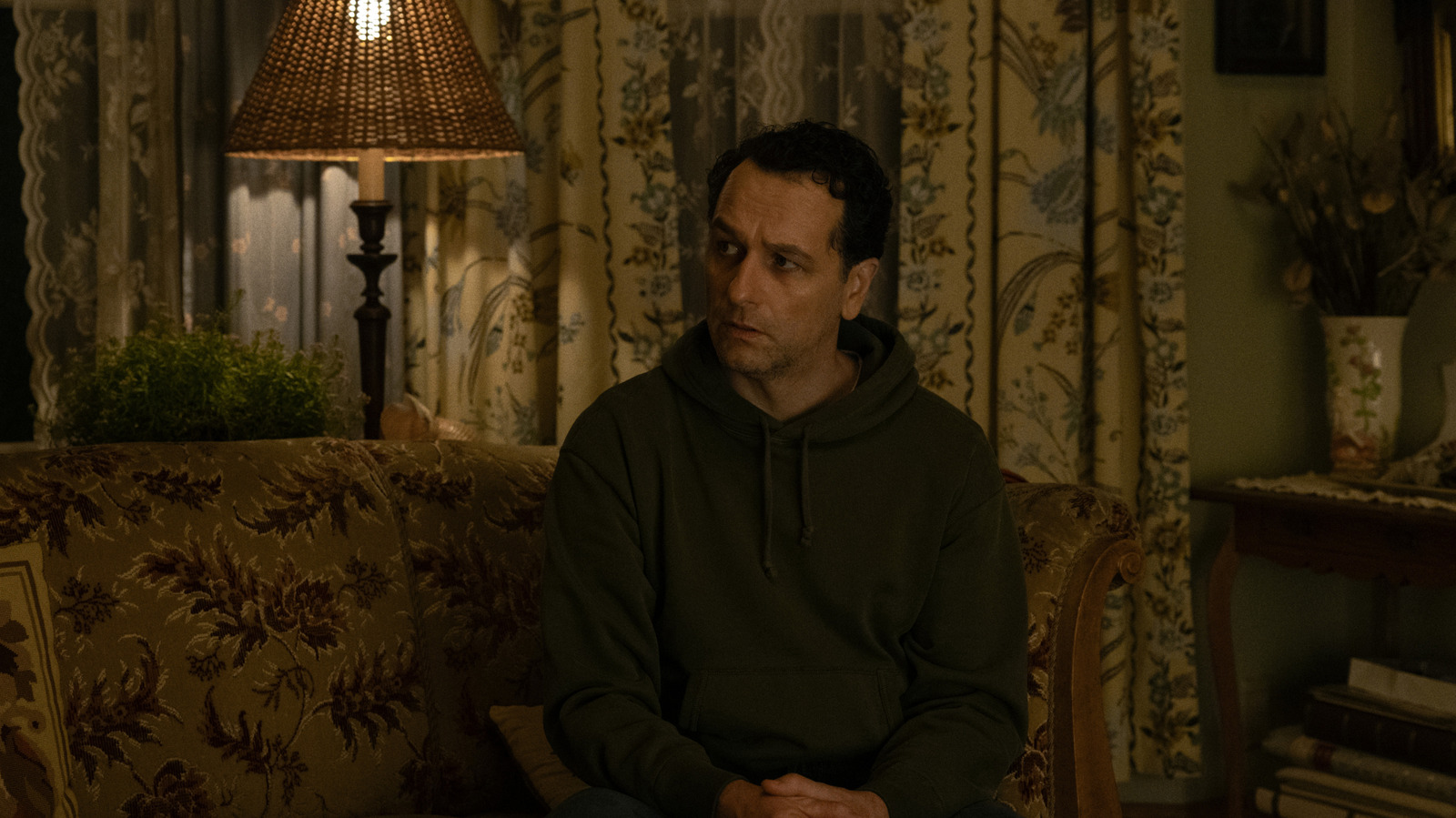 The Star Of Apple TV's Widow's Bay Comes From One Of The Best Spy Shows Ever