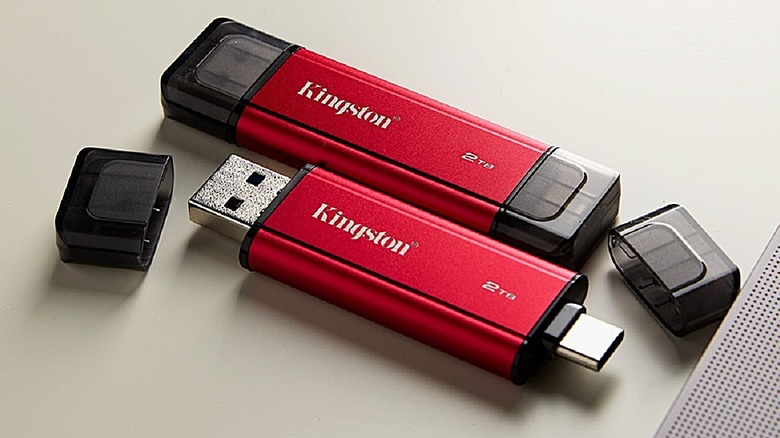 Kingston Dual Portable SSD with both connectors visible