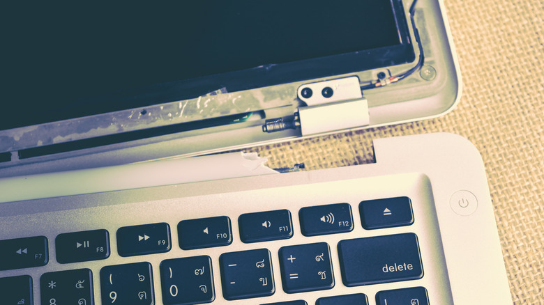 Laptop with broken hinge mechanisn