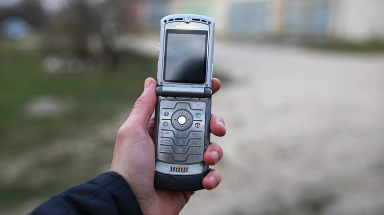 Person holding a legendary Motorola Razr V3