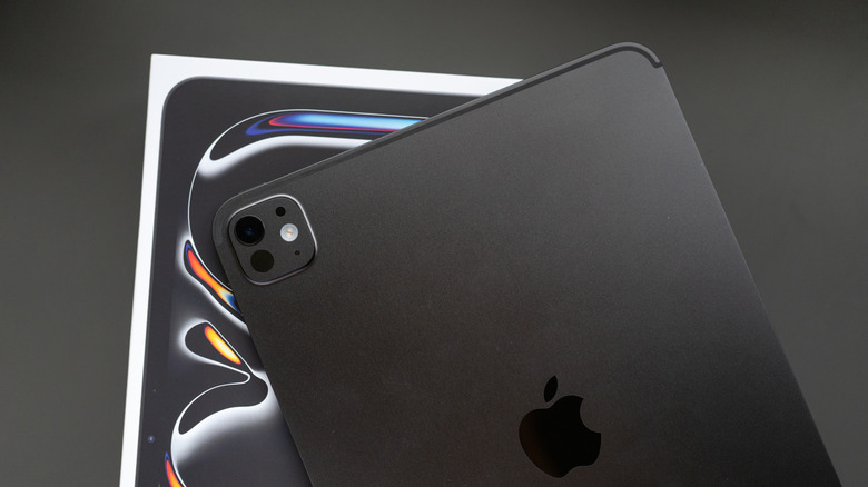 The 11-inch M4 iPad Pro on top of its retail box