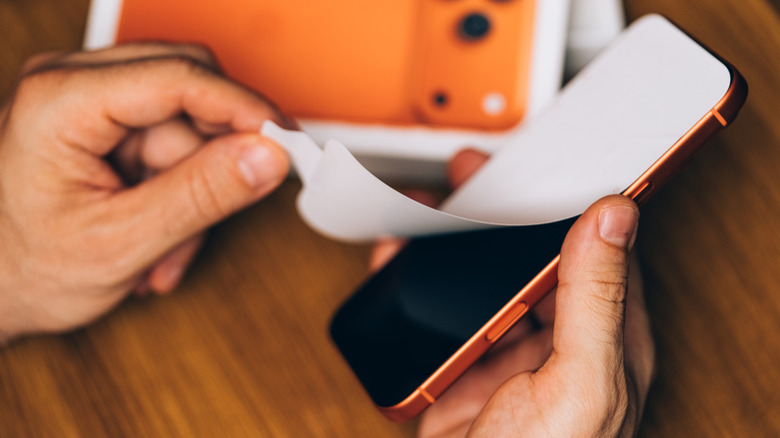 iPhone 17 Pro को अनबॉक्स करना।