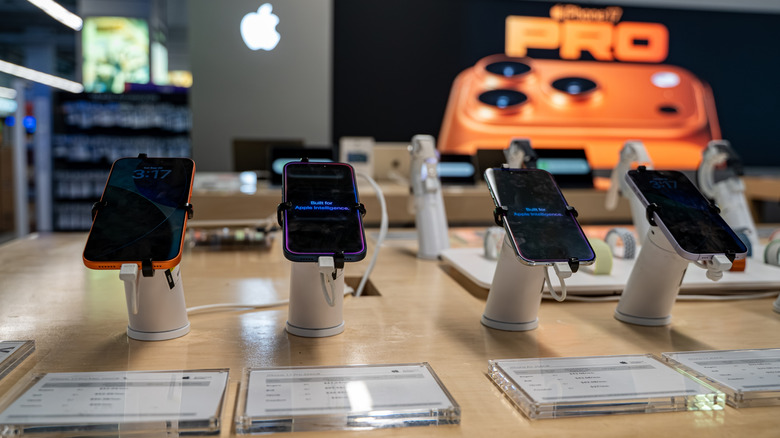 एक स्टोर में प्रदर्शन पर iPhone 17 Pro और iPhone 17 Pro Max मॉडल।