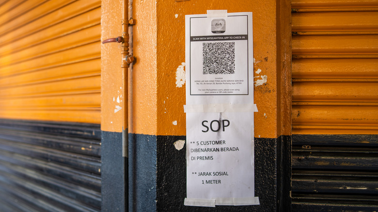 Código QR en un pedazo de papel, grabado en la pared