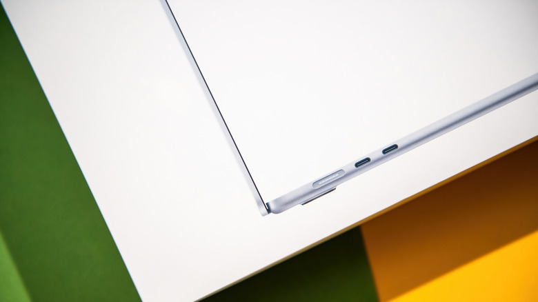 Close-up view of MacBook Air M4 side profile on product box showing two Thunderbolt 4 ports and MagSafe power connector