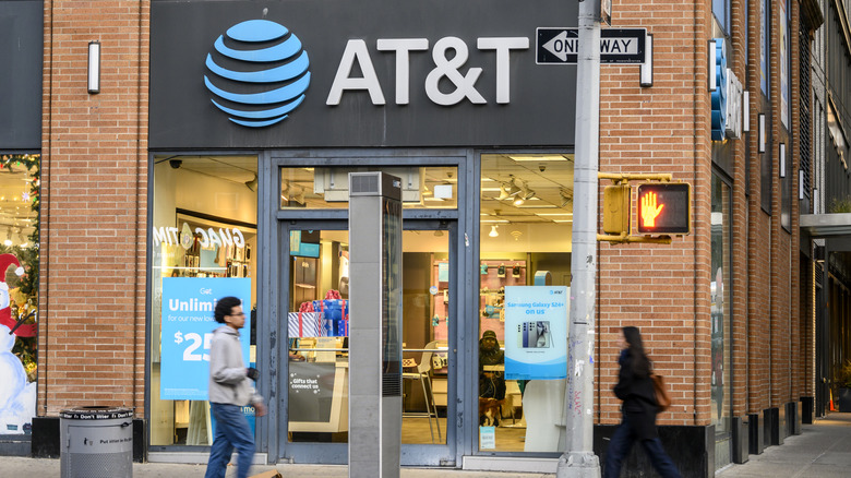 The exterior of an AT&T store in a city