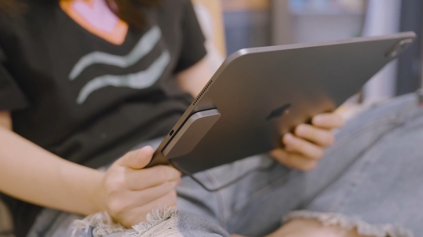 This $28 Amazon Accessory Is The Closest Thing To A Wireless Charger For Your iPad