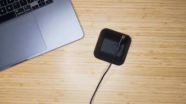 Smartish magnetic cable holder in black with single cable on top.