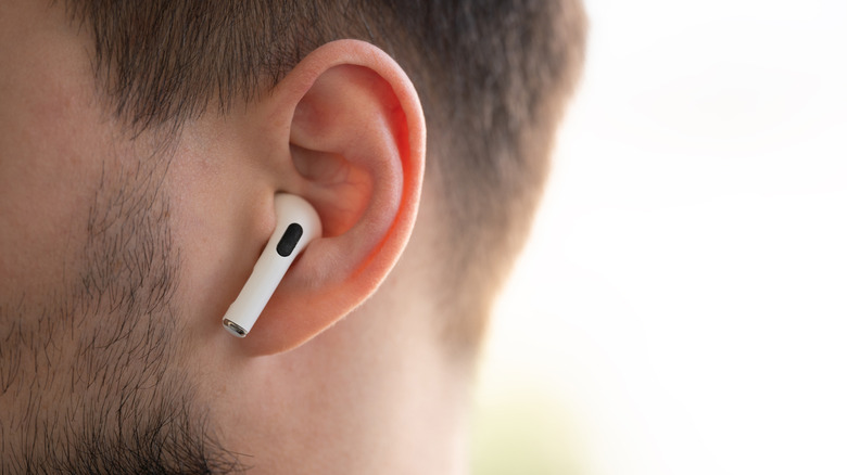 A person using AirPods earphones.