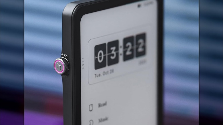 A closeup of a black DuRoBo Krono, the image focuses on the device's Smart Dial, and the screen of the device is displaying the time