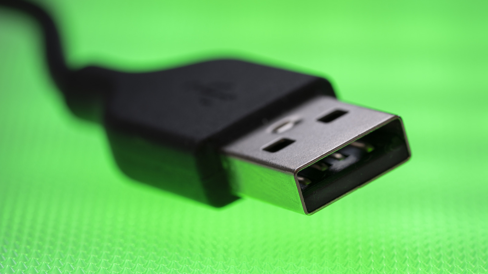 This Easy Trick Shows You Which Side Of Your USB Port Faces Up