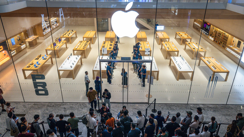 Consumers lining up to buy the iPhone 17 models.