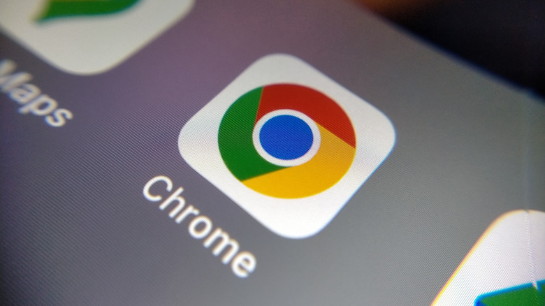 google chrome icon on a smartphone next to google maps icon