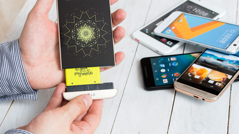 A modular LG G5 smartphone