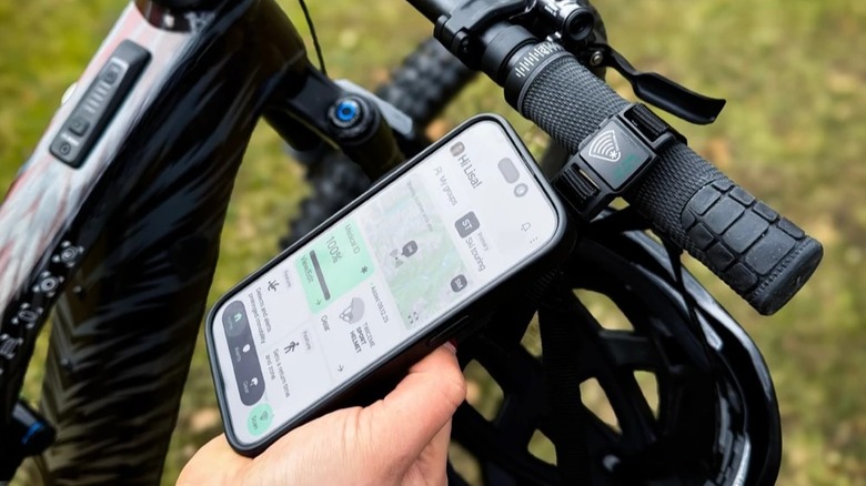 Fidlock Snap Buckle with NFC connecting to the mobile app.