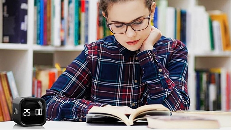 OORAII Pomodoro timer used for studying with 25 minutes on the clock.