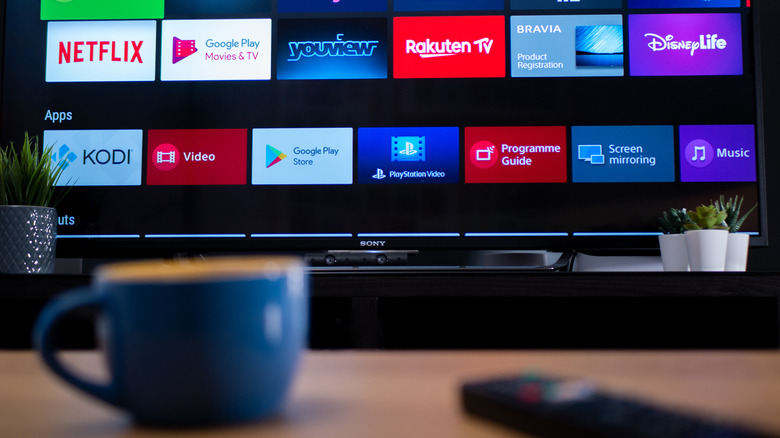 Smart TV with streaming apps available and Rakuten TV visible.