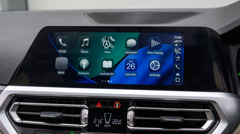 Transparent CarPlay UI in iOS 26.