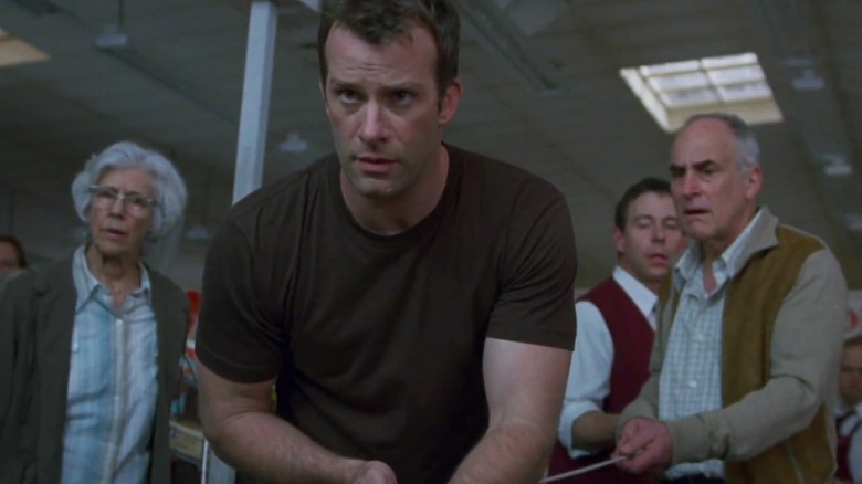 Thomas Jane as David Drayton pulling on a rope in The Mist