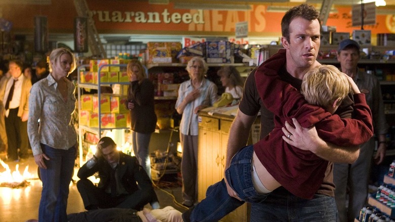 Thomas Jane as David Drayton holding his son in The Mist