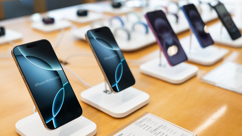 Lineup of iPhone 16 models at an Apple Store