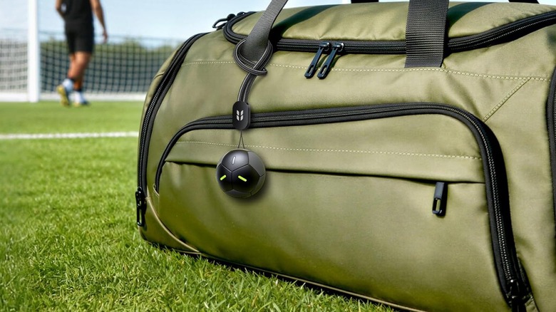 The UGREEN FineTrack 2 connected to a duffel bag in an outdoor environment.