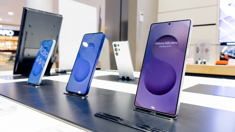 Galaxy S25 phones on display.