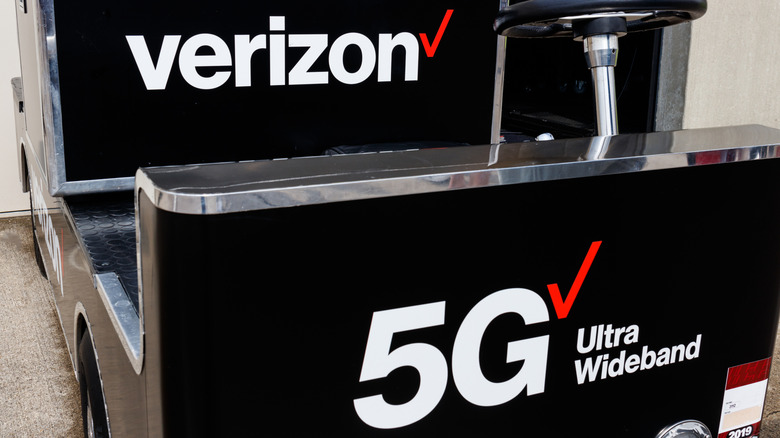 Verizon 5G logo on a black background