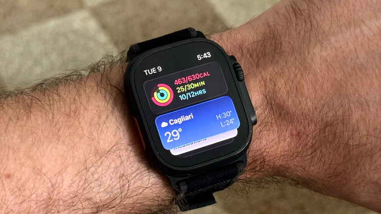 watchOS 26 new Smart Stack with Liquid Glass UI