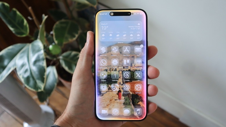 Apple Intelligence's Siri UI on iOS 26 Home Screen