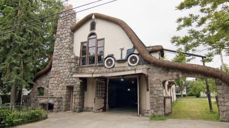 An exterior shot of the R.J. Moore house from American Pickers.