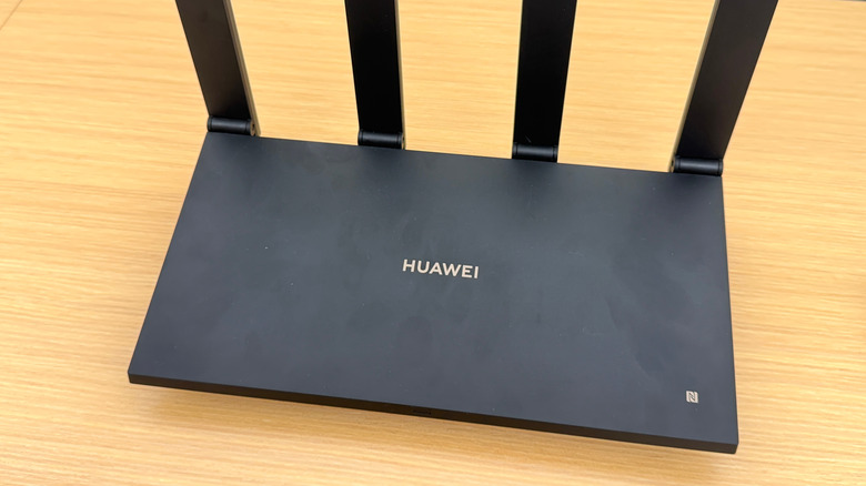 A picture of a Huawei router with a single status indicator LED light