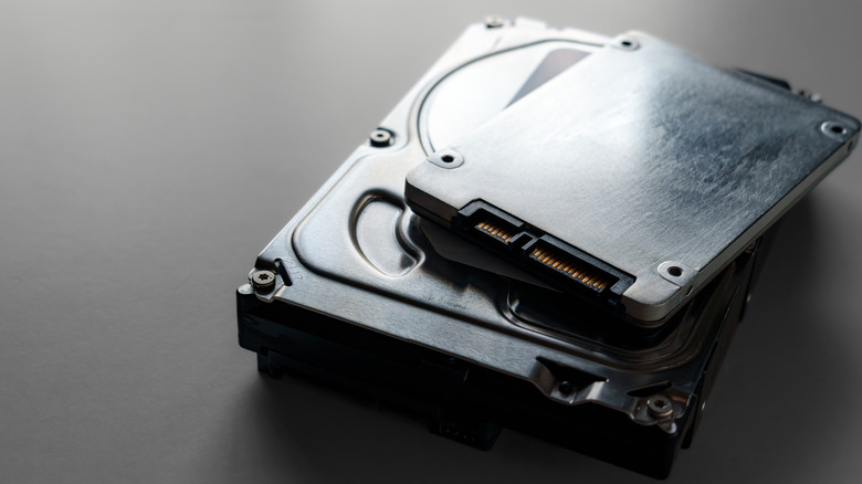 A 2.5-inch SSD lying atop a bulkier HDD